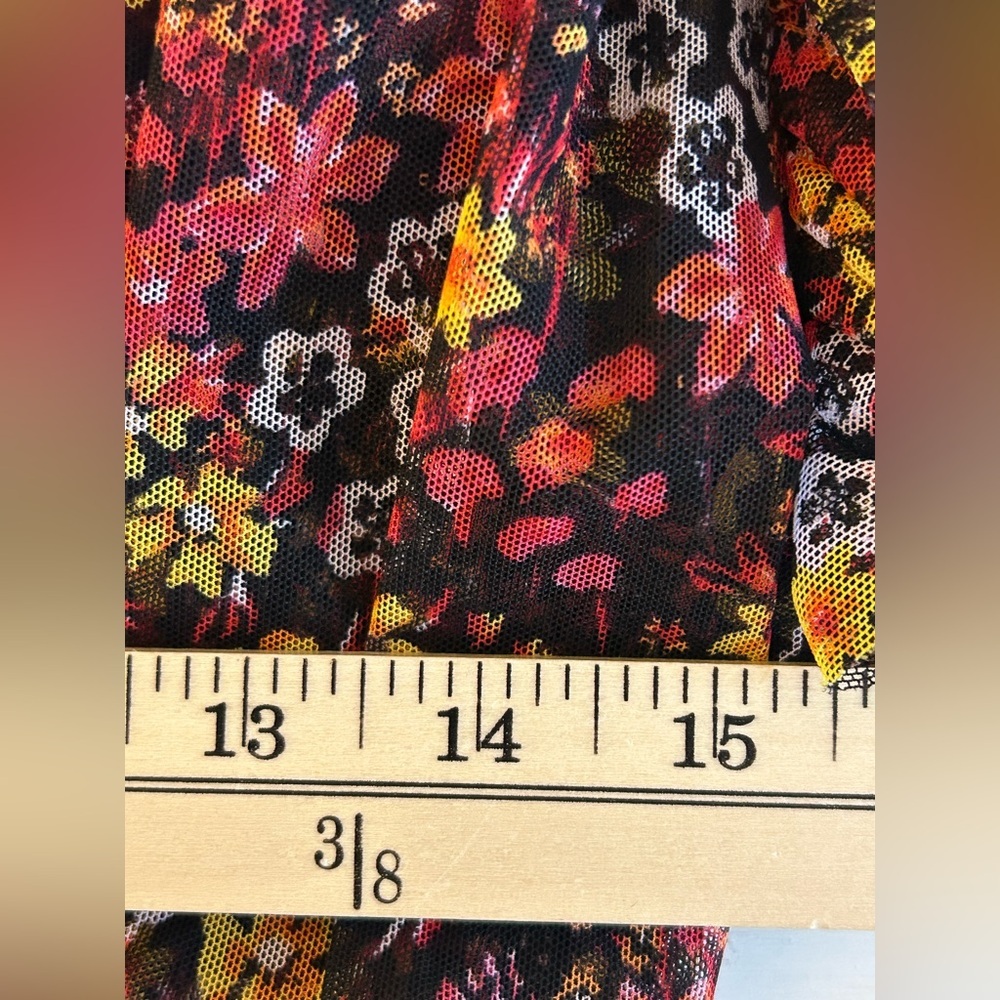 Free People Twyla Blouse, women’s size medium. Cropped sheer floral print. EC - Picture 6 of 7
